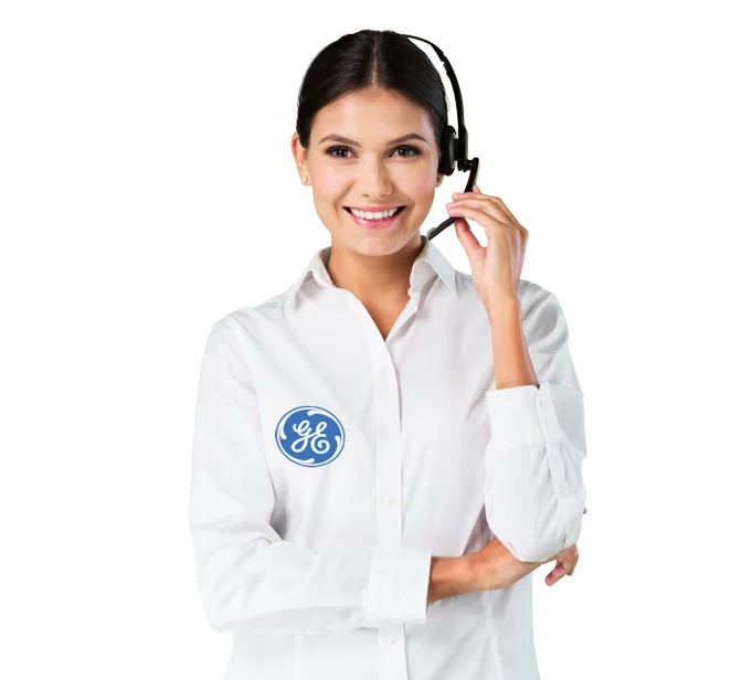 Técnico autorizado General Electric documentando una reparación en Bucaramanga