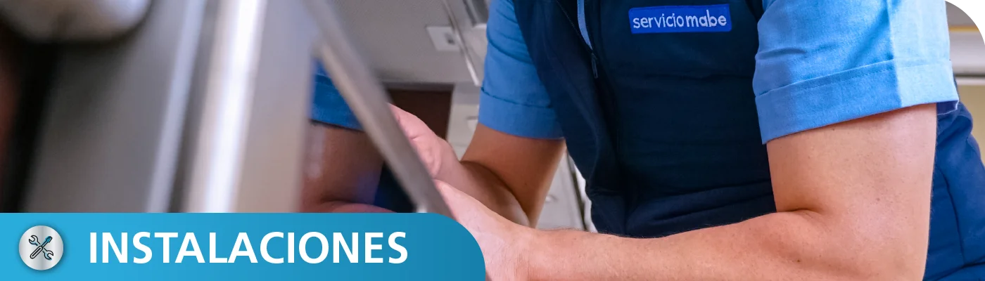 Técnico Mabe atendiendo aire acondicionado Mabe en Bucaramanga